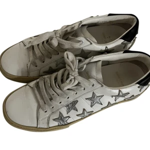Saint laurent sneakers  - Säljer dessa saint laurent SL/01 leather trainers i storlek 38,5🙌 De ser bra ut men är använda. Först till kvarn