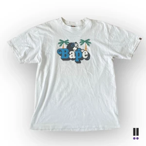 bape 2008 teeshirt - riktigt fet bape / abathingape t-shirt  ❗️mer finns på www.benimdenim.se❗️ 💜size L 💜pit to pit, 55cm, fläckar  ❗️priset är inte fast, vi tar emot trades❗️