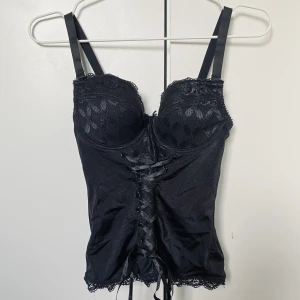 Spetsbody - Body från Ellos som aldrig använts. Avtagbara straps. 