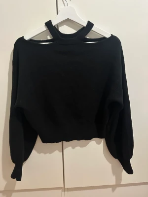 Stickade tröjan  - Den är används 3-4 gånger, köpte den runt 6 månader sedan men passar inte på mig längre. Kostade 199kr men säljs för 100kr