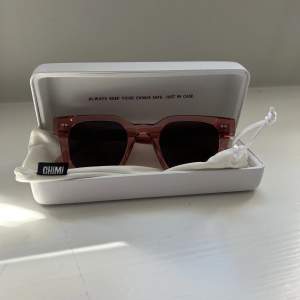 Säljer dessa rosa chimi solglasögonen i modellen 004 med svart glas. Har fler bilder. Nästan helt oanvända. Hör av er vid frågor. Kan diskutera priset. OANVÄNDA 