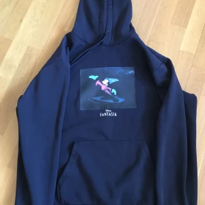 Hoodie - Säljer denna Disney hoodie. Den är mörkblå 