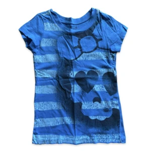 Babytee med dödskalle - Så söt T-shirt med dödskalle! Barn strlk så lite tajt i armar men skulle säga den passar xs. Vet inte strlk men tror typ 110 ish