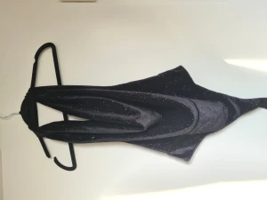 Jättefin body - Glittrig body med cowl-neck  endast använd en gång.