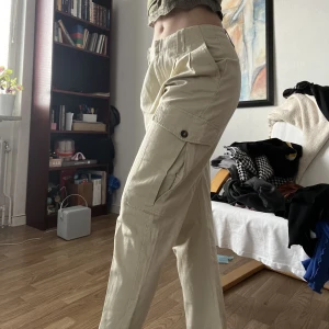 Tunna cargo - Cargo byxor från Pull & Bear i storlek 36 och bomull. Går ner till ovanför fotankeln. Fickor på sidorna, funkar som lågmidjade eller högmidjade, går att lägga till ett bälte. Använda fåtal gånger🤍
