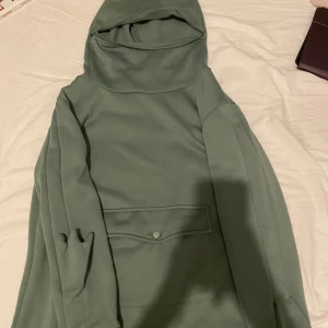 Grod hoodie - En hoodie som föreställer en groda. Har en dragandena som min som man kan dra ihop. Är i bra skick och är grönare i verkligheten. Fluffig insida. Skorv för fler bilder :)))