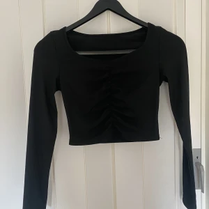 Långärmad tröja - Fin långärmad tröja, croppad och med lite scrunch på magen, köpes från shein men kommer inte till användning🥰