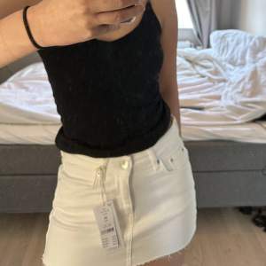 Säljer min vita mini skirt i storlek 32 skulle säga att kjolen är en storlek 34 och passar då XS/S beroende på hur man vill att den skall sitta! Nypris 349kr mitt pris 149 + frakt 🩷 pris går att diskutera 