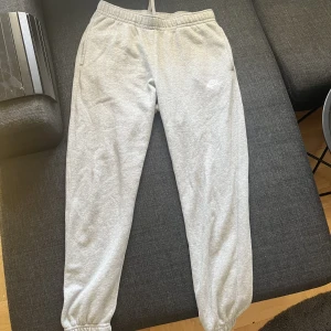 Nike byxor  - Ett par Nike byxor i fint skick som ej kommer till användning. Storlek m. 299 kr (nypris 600)