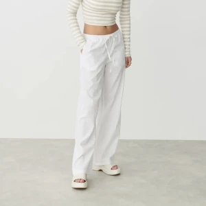 Linnebyxor - Säljer mina linnebyxor eftersom dom inte kommer till användning☺️  dom är köpte i Danmark för 500 kr, märket heter Copenhagen Luxe.   Jag är 1,65 och dom är långa på mig   Säljer även fler kläder på min profil 