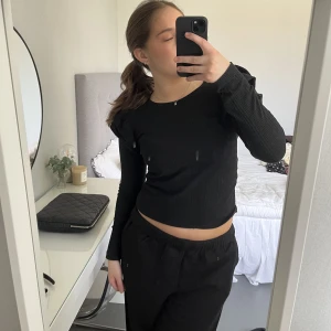 Zara topp - Jättefin topp från zara i storlek S! Den är ribbad med volanger vid axlarna! Använd fåtal gånger så i fint skick!
