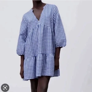 rutig klänning - säljer denna blårutiga klänning från zara🩵 superfin till sommaren! strl m men sitter som xs/s🩵 frakt tillkommer!