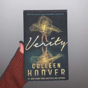 Boken verity av Colleen Hoover i fint skick utan böjd rygg 🥰 Kan hämtas/mötas upp i Halmstad eller fraktas✨