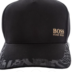 hugo boss keps - kepsen passar all huvudrn då den är justerbar.bara änvänd en gång.