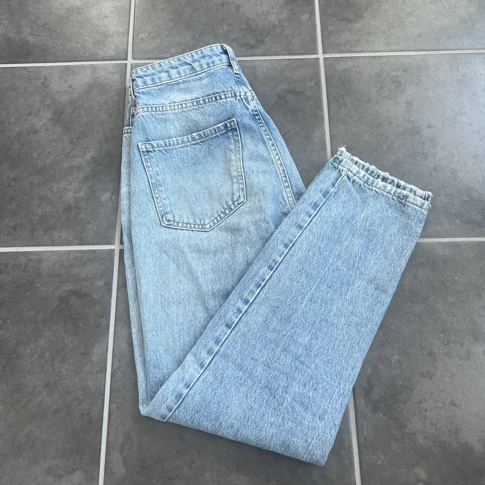 Säljer dessa oanvända jeans pga fel storlek, storlek 36 från Ginatricot.  Nypris va 400kr så tänkte mig 200 kr, kom annars med förslag.   Köparen står för frakten, kan annars mötas runt Uppsala💞. Jeans & Byxor.