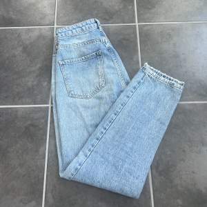 Säljer dessa oanvända jeans pga fel storlek, storlek 36 från Ginatricot.  Nypris va 400kr så tänkte mig 200 kr, kom annars med förslag.   Köparen står för frakten, kan annars mötas runt Uppsala💞