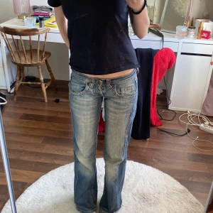 Blåa jesns - Ett par jätte snygga lågmidjade jeans, dom är lite slitna vid fötterna dock! Jag är 170 och de är på gränsen till för korta, men dom är stora för att va str 25👍