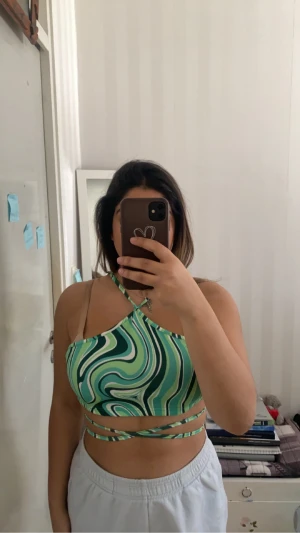 Sommartop  - Kort , krossad sommar tröja med öppen rygg  Aldrig använd 