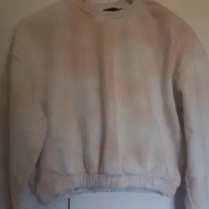 Din rosa och vit cropped hoodie/ sweatshirt från lager 157. Säljer fler likadana så in och kolla. Skriv om ni undrar något 💞
