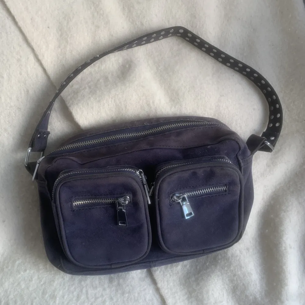 Så fin mörkblå noella väska som inte kommer till användning längre💞. Väskor.