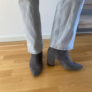 Spetsiga Steve Madden klackar - Ett par gråa, spetsiga klackar från Steve Madden. Säljs då de ej kommer till användning. Är i nyskick och har endast använts ett fåtal gånger. 