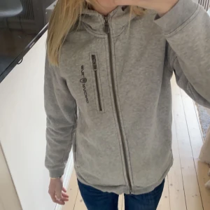 Grå sailracing zip up  - Säljer då den ej kommer till användning längre. Pris kan diskuteras vid snabb affär 