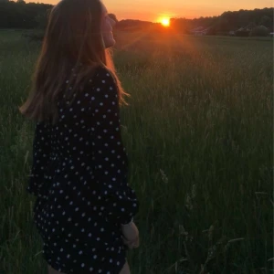 Prickig klänning - Jättefin klänning från NA-KD som tyvärr blivit för liten för mig.. storlek 34 men passar även 36 och använd några fåtal gånger, i superfint skick! Perfekt nu till sommaren!🫶🏻