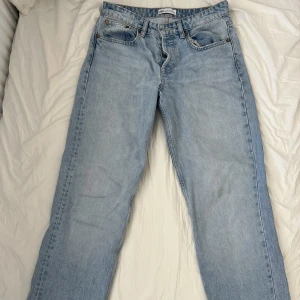 Zara mid rise waist jeans ljus blå - Hej, säljer mina ljusblå zara mid rise waist jeans i storlek 38/M. Är 169cm och de passar bra i längd och bredd. Säljer pga för små. Säljer även två andra likadana jeans k andra färger, kolla gärna!! Skriv pm vid frågor eller fler bilder!🤗🙏🏾😊