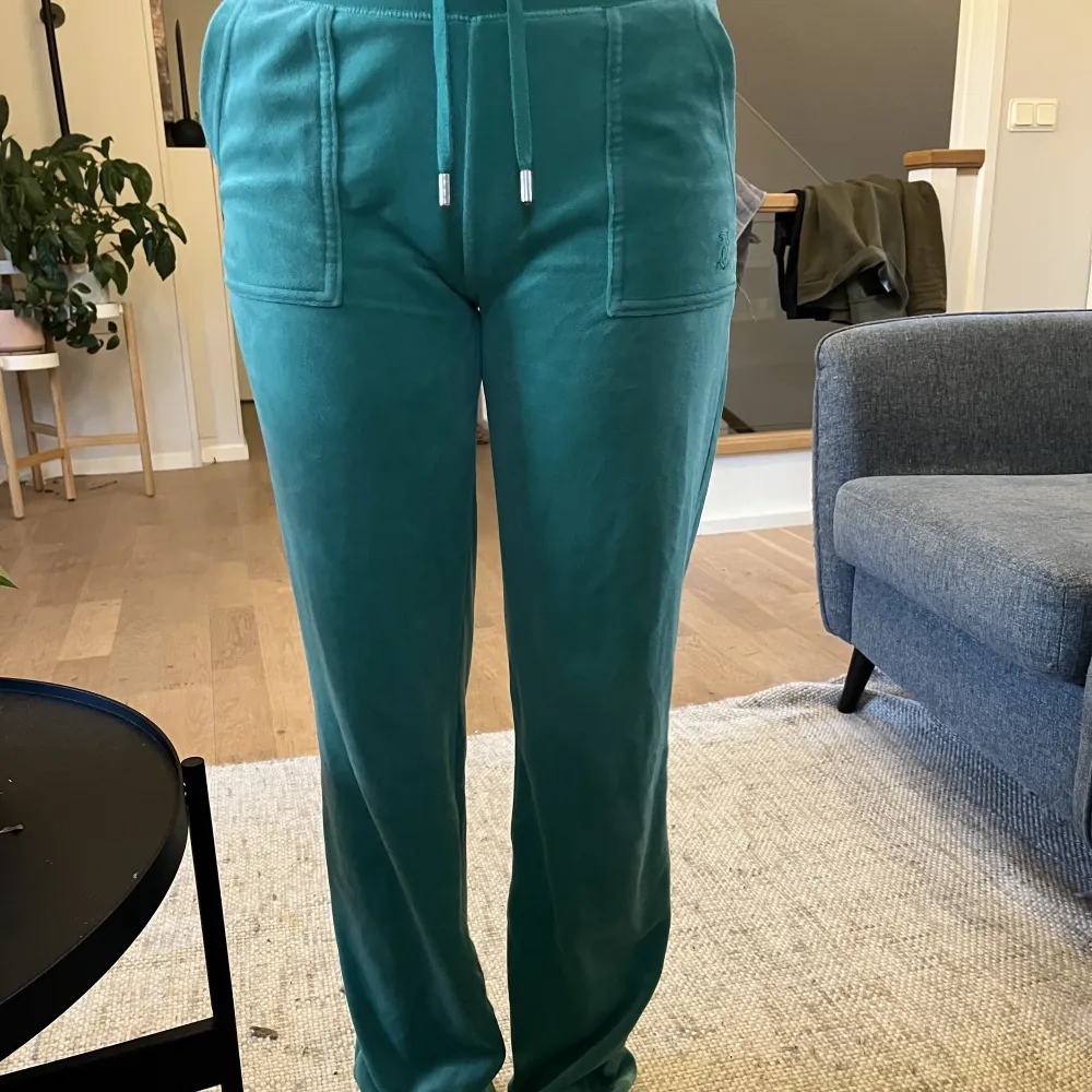 Säljer mina gröna juciy byxor pågrund av att dom  ba kommit till användning några få gånger, dom är i perfekt skick och ser helt perfekta på . Jeans & Byxor.