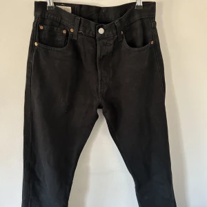 Levi’s 501 Svart  - Jag säljer mina Levi’s 501 i storlek W30 L32. Jeansen är i bra skick och säljer dom för att jag inte har någon användning av dom.  Skriv för mer bilder!!