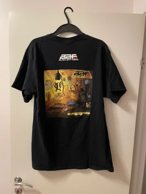 Alien Ant Farm Up In The Attic - Köpt 2006 men aldrig använd. Fortfarande bra tryck och bra skick på tröjan 