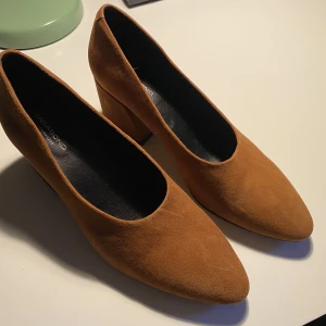 Pumps Vagabond storlek 37 - Pumps i modellen Olivia från Vagabond i storlek 37. Aldrig använda. Äkta mocka i en cognac/brun färg. 