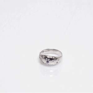 Jätte fin ring i bra kvalitet, säljer då den är för stor tyvärr! Den är gjord av silver och har silver och blåa små diamanter på. Köpte för 340kr