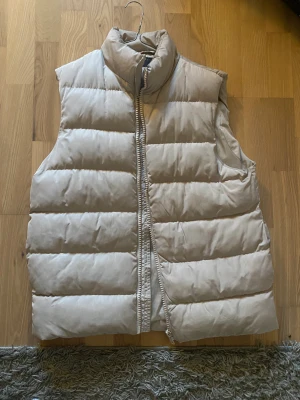 Beige väst  - Knappt använd, frakt 69kr