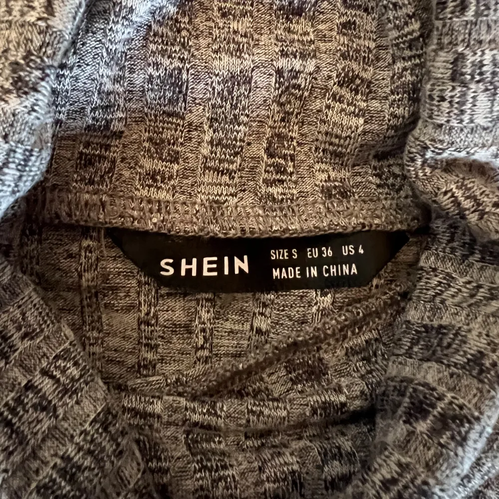En body från SHEIN, aldrig använd  Säljes pga att den bara ligger i garderoben och aldrig används. Toppar.