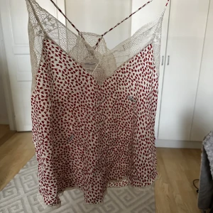 Linne från Zadig Voltaire  - Linne med spets och hjärtan på från Zadig. Aldrig använt. Nypris ca 1900