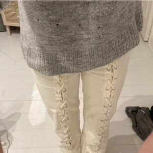 Jeans - Säljer mina ascoola jeans från hm med snörning!!! Dem är i storlek 42 men väldigt små i storleken skulle jag säga. Jag är normalt en s och har storlek 36 sååå. Dem köptes i höstas men har aldrig kommit till användning🫶 jag är 169cm. Köpare står för frakt