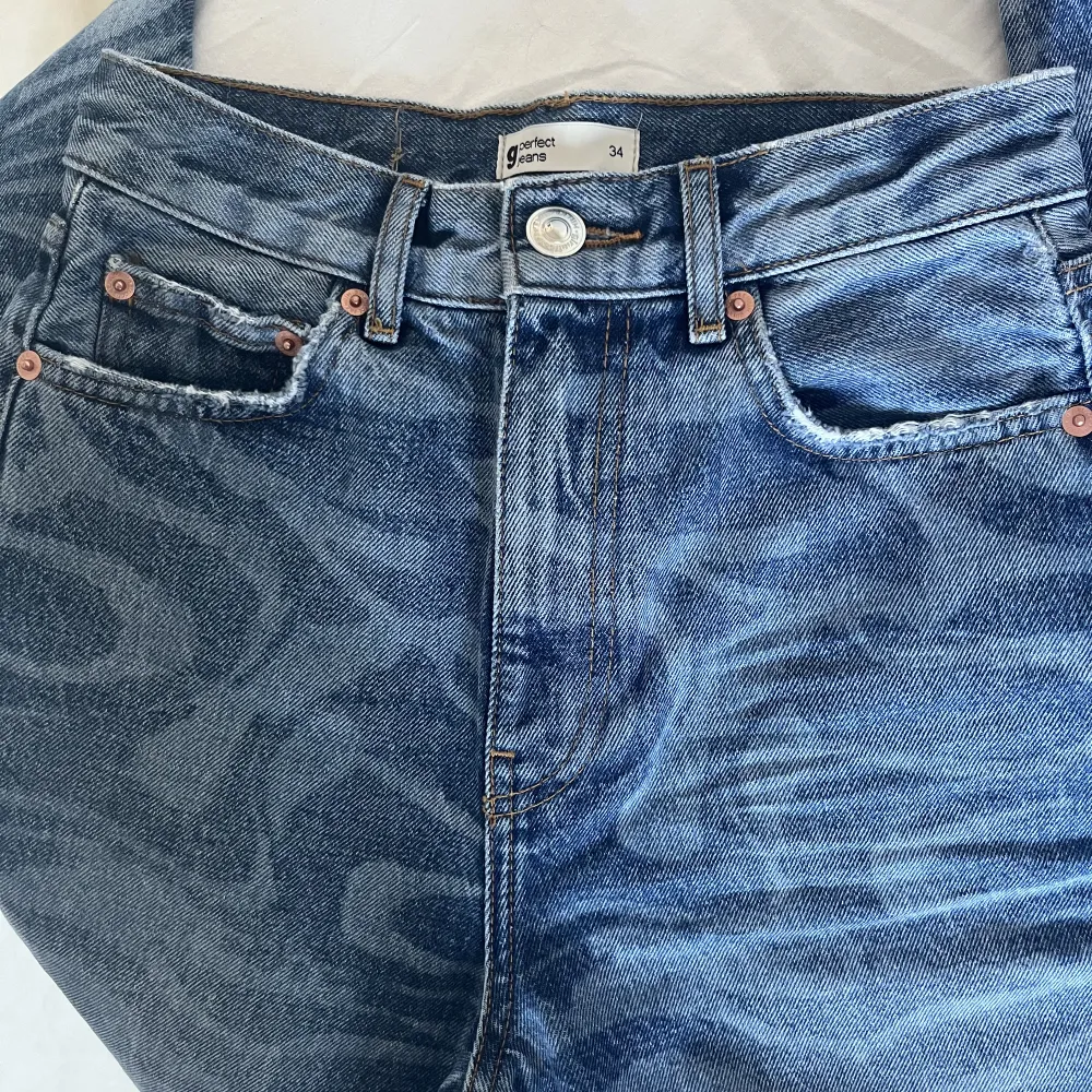 Säljer dessa jeans ifrån Gina i storlek 34, aldrig använda, högmidjade.. Jeans & Byxor.