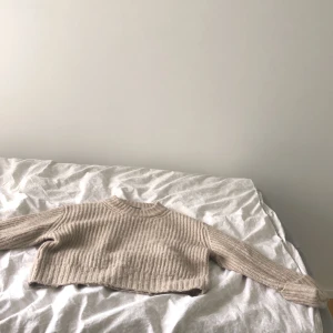 Tröja  - Säljer denna jättefina tröja från Gina Teicot eftersom jag använder inte den längre, den är i ny skick 💕Köpt för 400kr och säljer för 350