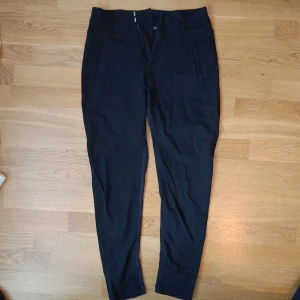Snygga kostymbyxor från KappAhl - Storlek 34. Skicket är som nytt, använd få gånger. Säljes pga sällan använda.  Skicka ett meddelande för fler frågor!