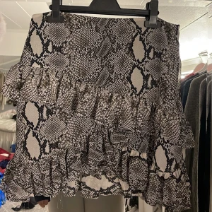 volangkjol - Snygg volangkjol i fint skick från Bikbok i storlek 40 men passar även mindre🤎🤎