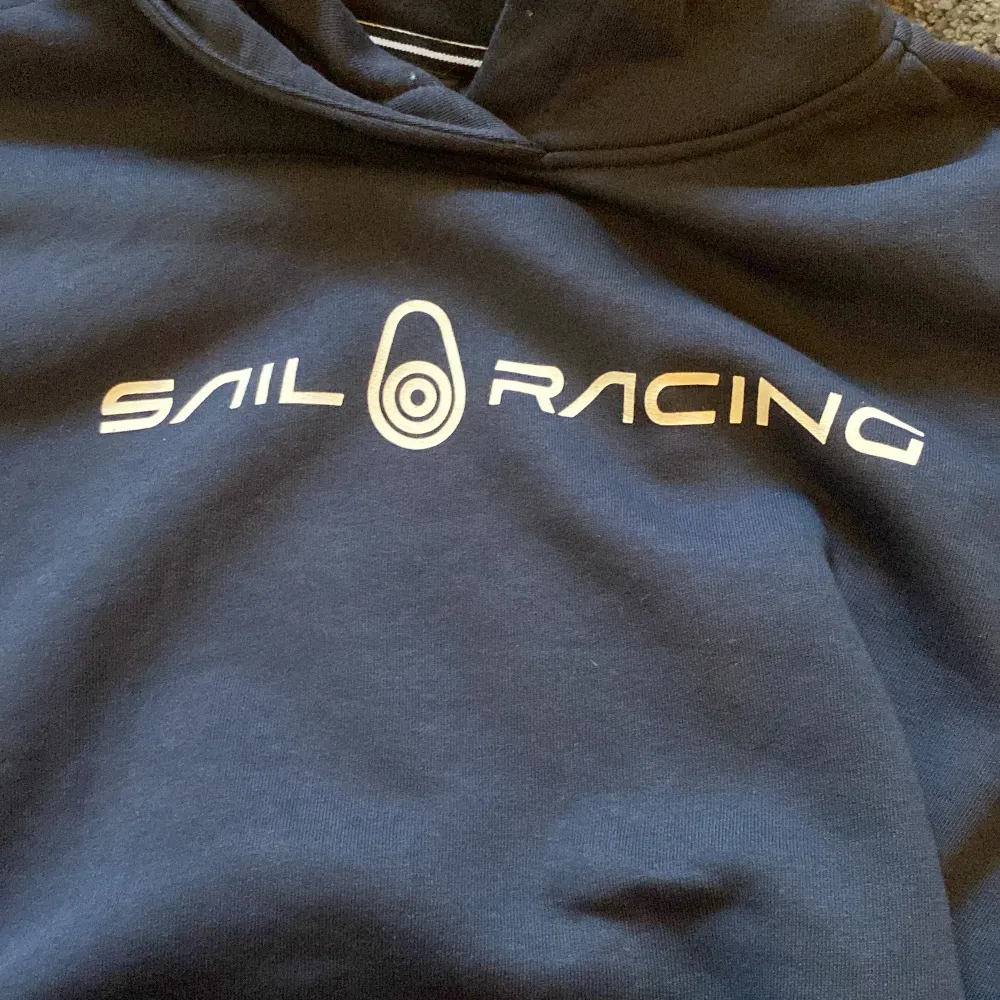 Jätte fin sail racing hoddie, aldrig använd. säljer pga fel köp. jag har s och den passar bra men skulle nog passa xs och kanske m🩷 . Tröjor & Koftor.