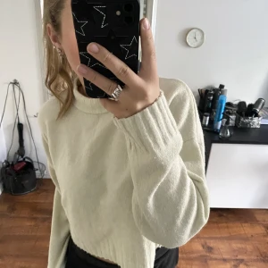 Stickad tröja - Jätte skön och mjuk stickad tröja från HM. Fint skick, sparsamt använd💕