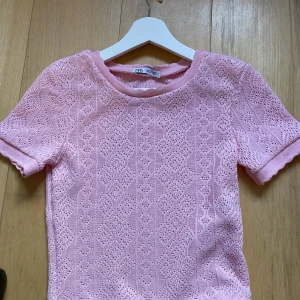 Fin zara tröja - Jättesöt zara topp som är perfekt till sommaren💓, skön att ha på sig. Den har inga defekter. Skriv om ni har några frågor, pris kan självklart diskuteras💓💓