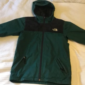 En grön THE NORTH FACE jacka  - Säljer för den har blivit för liten Köparen får betala frakt
