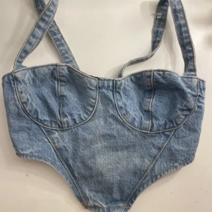 Jeans korsett - Jeans korsett med dragkedja bak. Passar A-C kupa