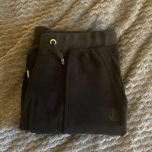 Juicy couture  - Byter endas!!! Vill byta ett par juicy byxor till en annan färg den e dock i barnstorlek 14-15 år men vill ha i xs eller samma