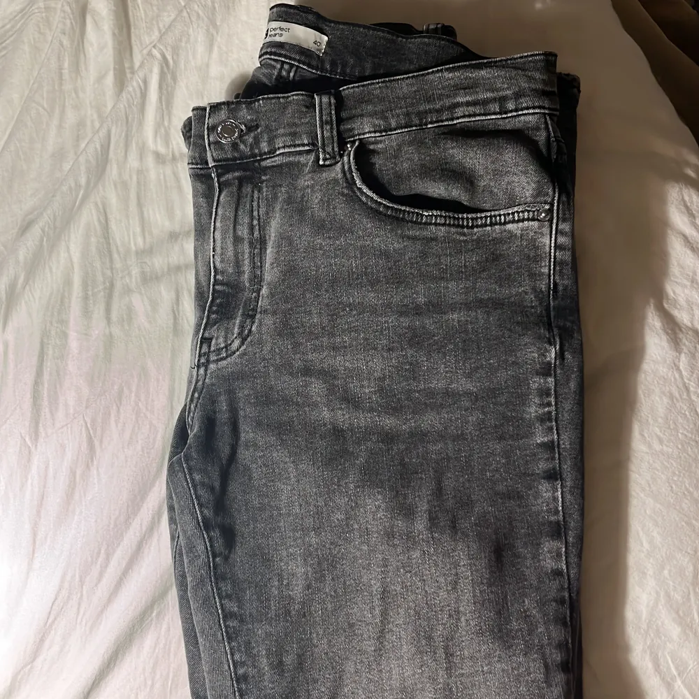 Lågmidjade jeans från Gina tricot i fullängd.Använd fåtal gånger, priset är diskuterbart💕Skriv gärna om ni har några frågor/funderingar. Mått kan skickas vid förfrågan🫶🏻. Jeans & Byxor.