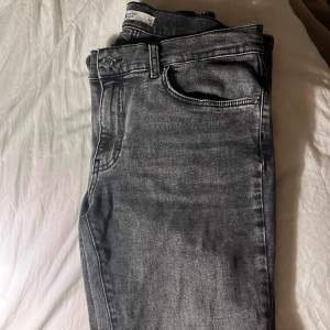 Lågmidjade jeans från Gina tricot i fullängd.Använd fåtal gånger, priset är diskuterbart💕Skriv gärna om ni har några frågor/funderingar. Mått kan skickas vid förfrågan🫶🏻