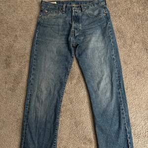 Blåa 501 jeans från Levi's i storleken 31/32 i väldigt bra skicka 9/10 endast använda ett fåtal gånger.  Nypriset är 1099kr!